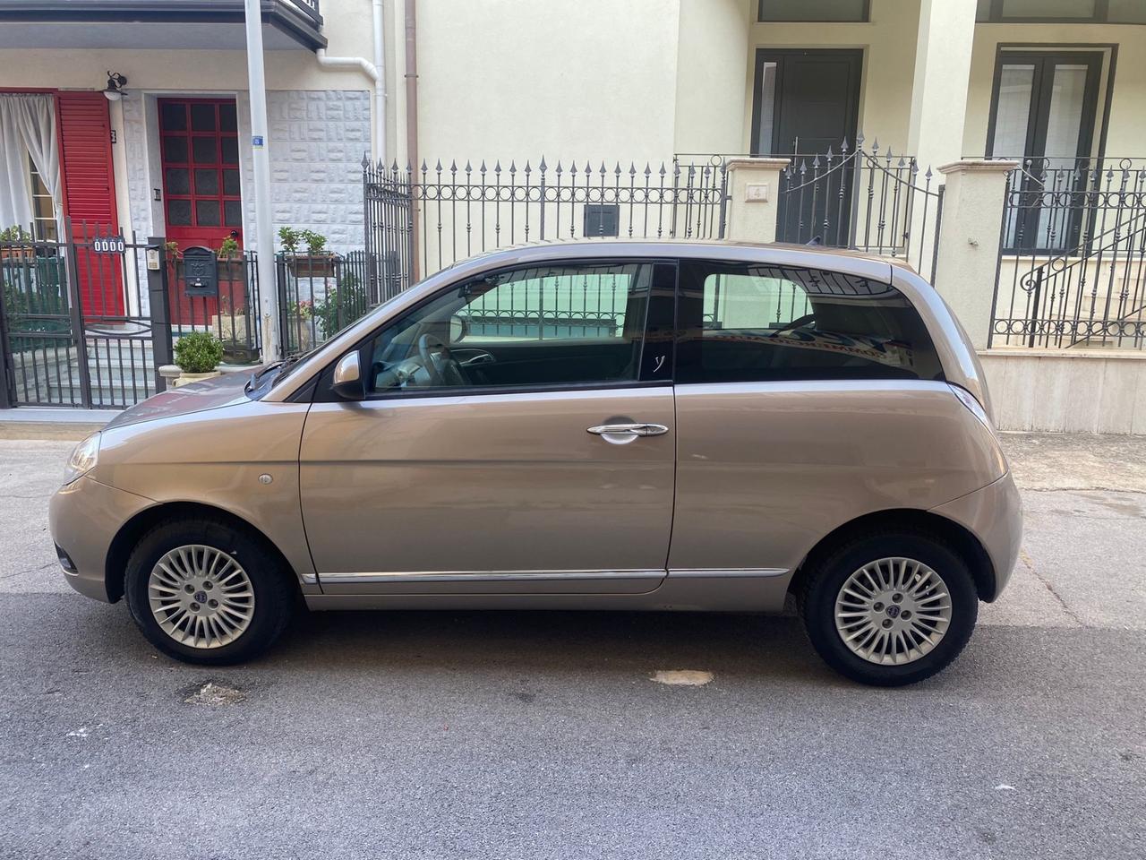 Lancia Ypsilon 1.3 MJT 75 CV cambio automatico