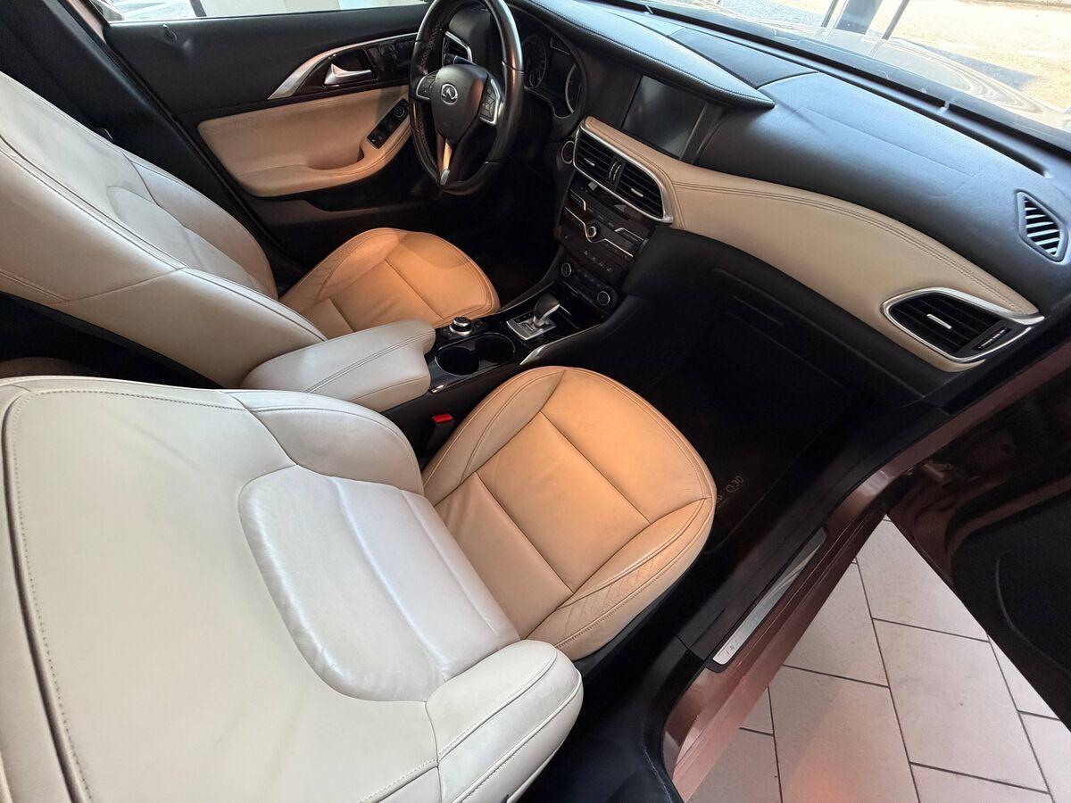 Infiniti Q30 2.2d Premium Tech Gallery White awd 170cv dct