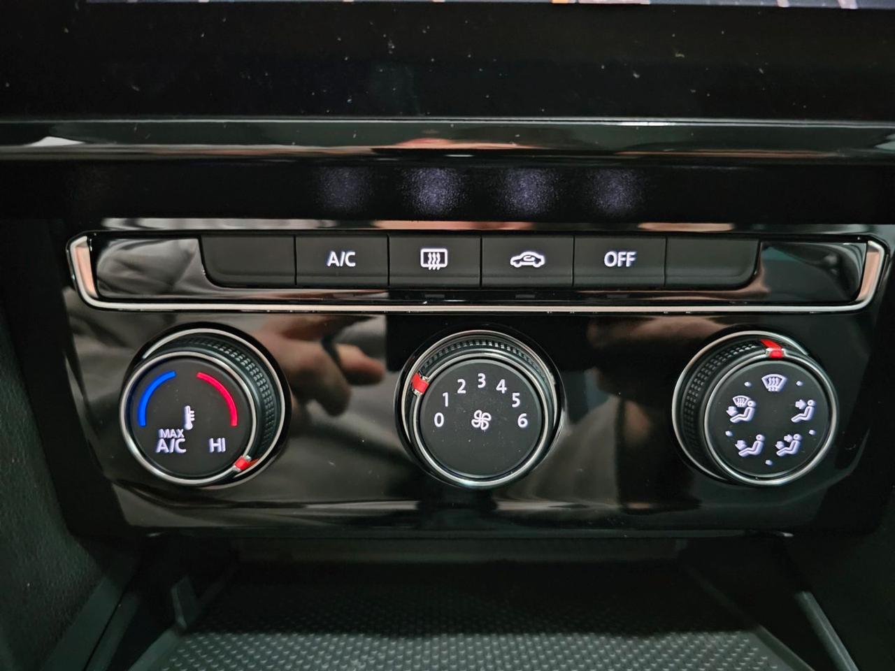 Volkswagen Passat Variant Tetto LED C.17 ACC Camera360 PDC Navi Paddles S&S