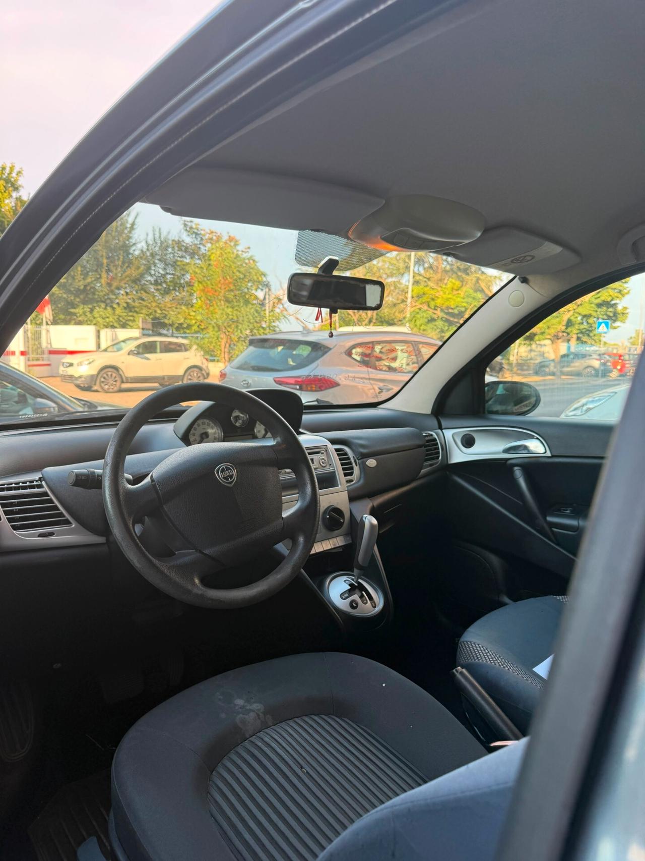 Lancia Ypsilon 1.3 MJT 75 CV Versus