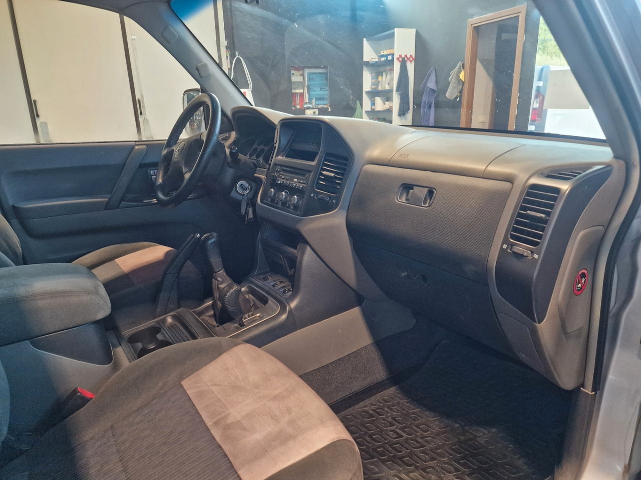 Mitsubishi Pajero 3.2 16V DI-D 5p. GLX 7 posti