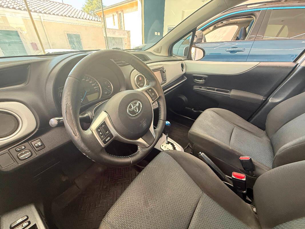 Toyota Yaris TOYOTA YARIS 1.5h Lounge 5p HYBRID