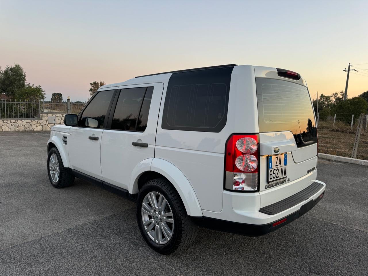 Land Rover Discovery 4 3.0 SDV6 245CV Black&White Limited Edition