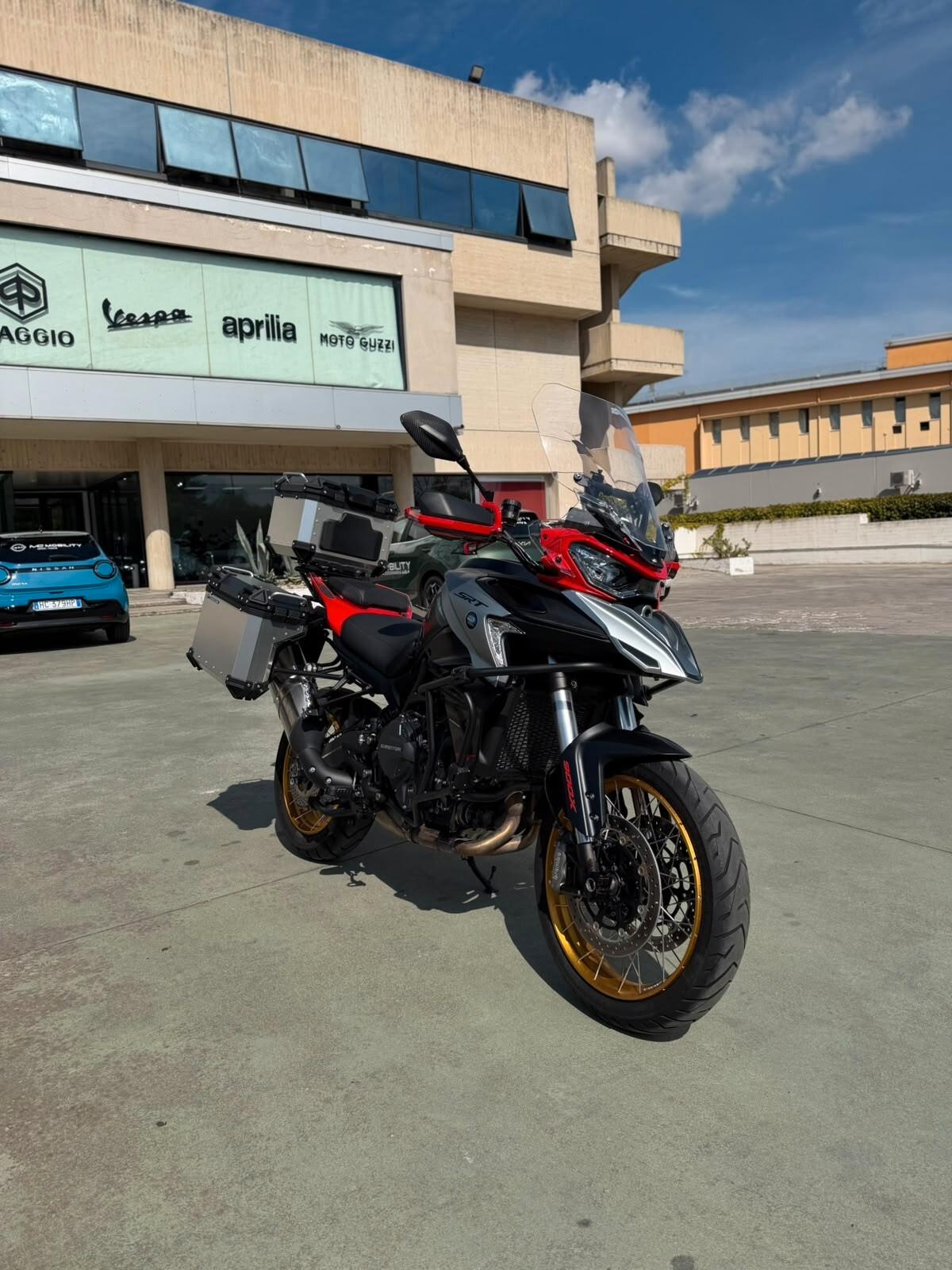 QJ MOTOR SRT 900 SX – 3.300 KM – TRIS VALIGIE
