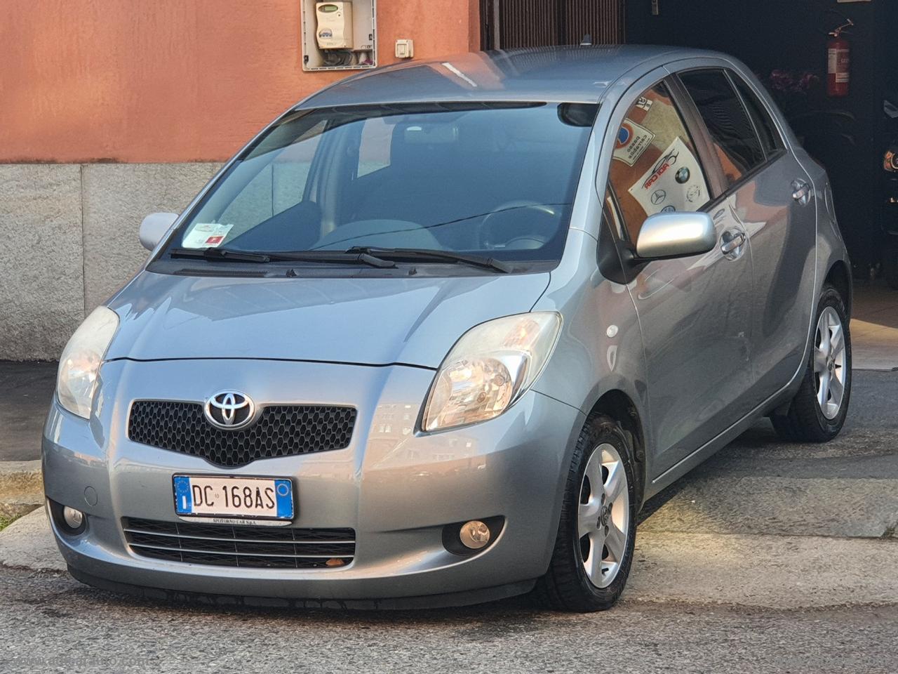 TOYOTA Yaris 1.3 5p. Sol