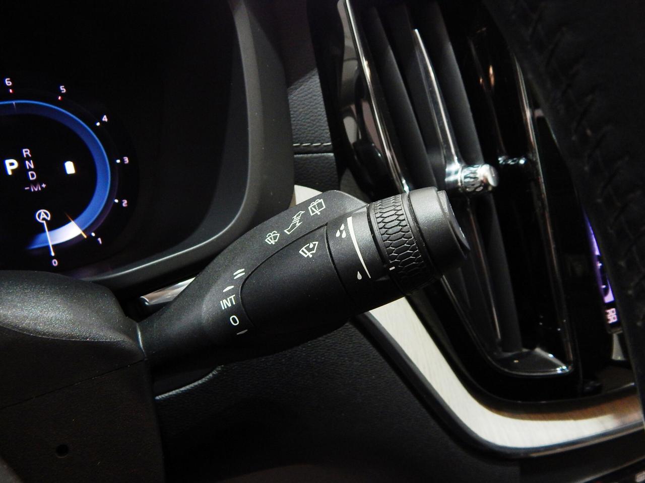 Volvo XC60 2.0 b4 Plus Bright Pro Aut. TETTO-NAVI-PELLE-PARK