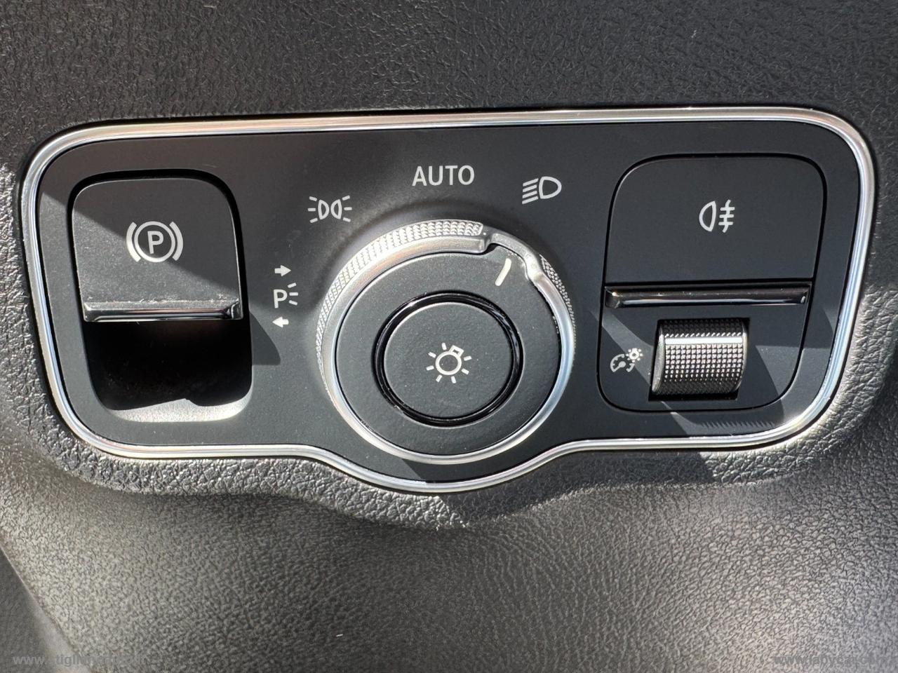 MERCEDES-BENZ GLB 180 d Automatic Premium