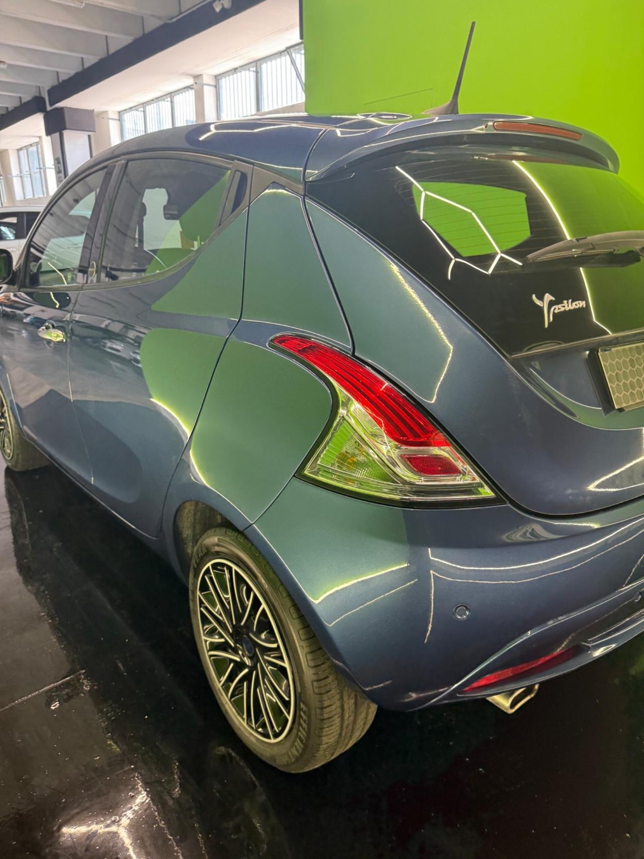 Lancia Ypsilon 1.0 FireFly 5 porte S&S Hybrid Ecochic Silver
