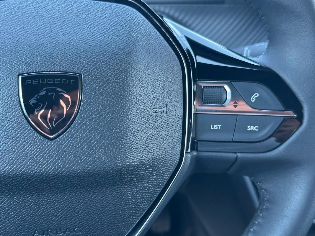 Peugeot 2008 1.2 puretech Allure 100cv con TELECAM E CARPLAY