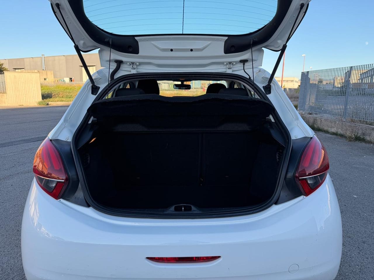 Peugeot 208 87000 KM GARANZIA 12 MESI