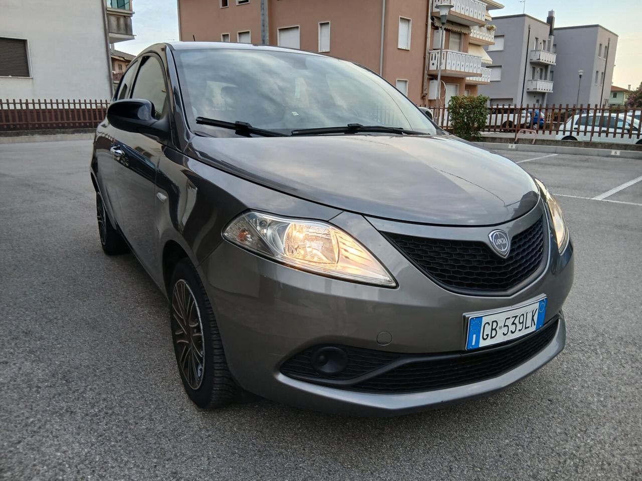 Lancia Ypsilon 1.2 69 CV 5 porte S&S Gold tua a € 169 mese