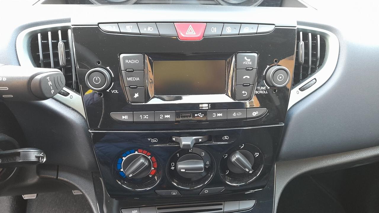 Lancia Ypsilon 1.0 FireFly 5 porte S&S Hybrid Silver