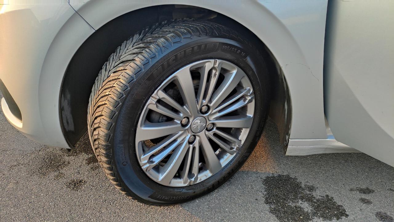 Peugeot 208 PureTech 82 5p. GPL Allure NEOPATENTATI - 2018