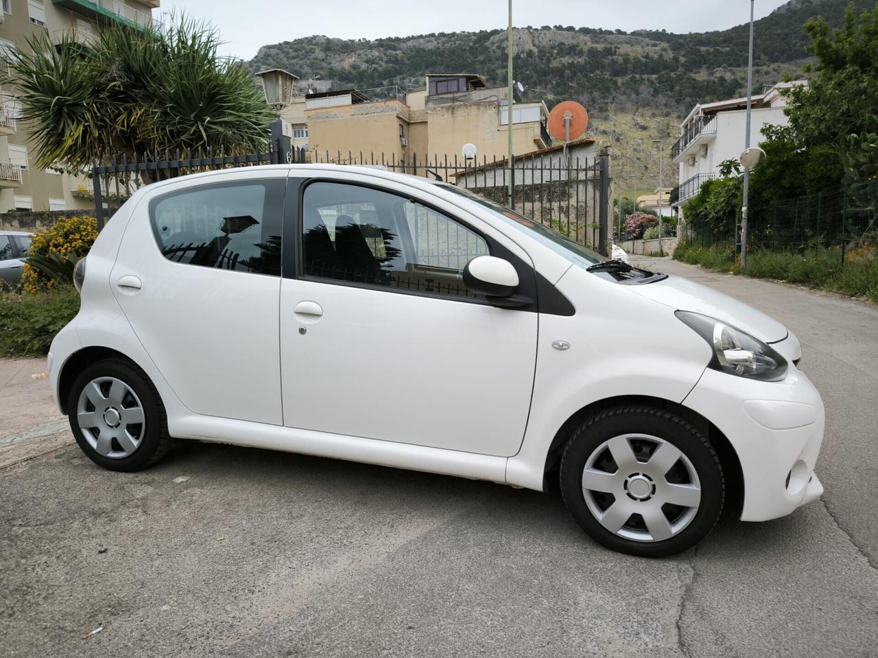 Toyota Aygo 1.0 12V VVT-i 5 porte Active Connect 2013