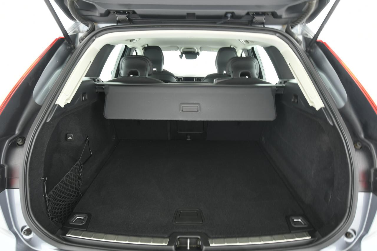 VOLVO XC60 2.0 b4 Momentum Pro awd auto CAMERA+APP CONNECT