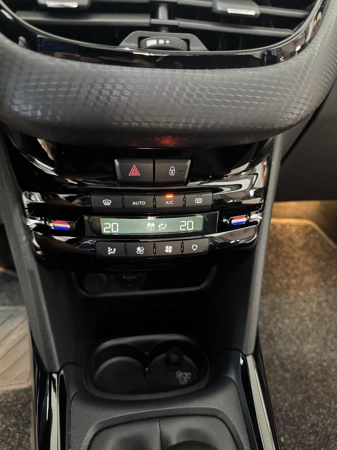 Peugeot 2008 1.2 Allure 82 cv. Navigatore 56 Mila