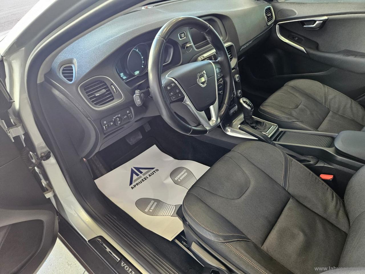 VOLVO V40 Cross Country D2 1.6 P.sh. Momentum