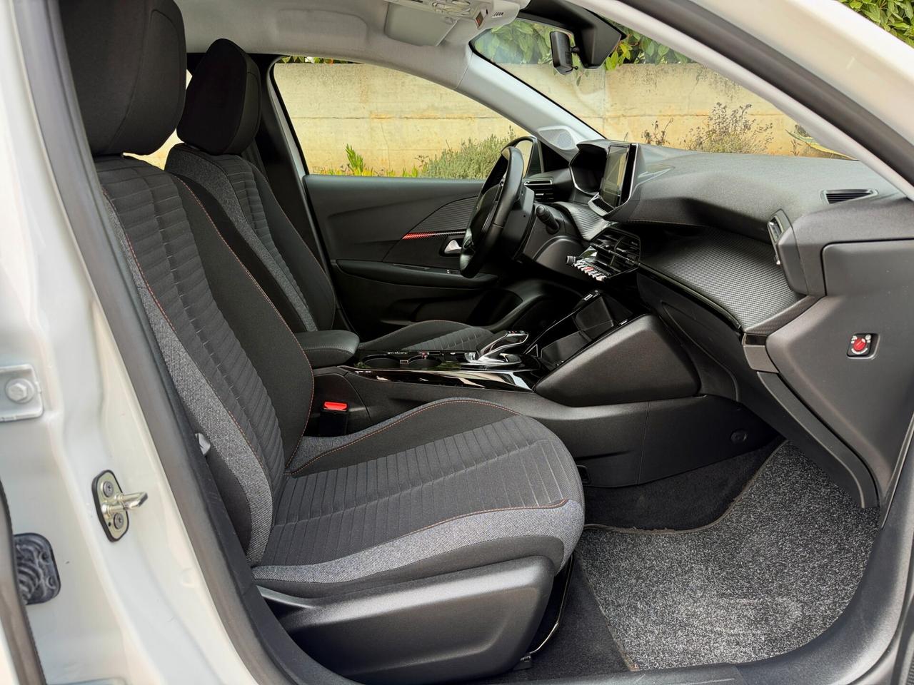 Peugeot 208 motore elettrico 136 CV 5 porte Active