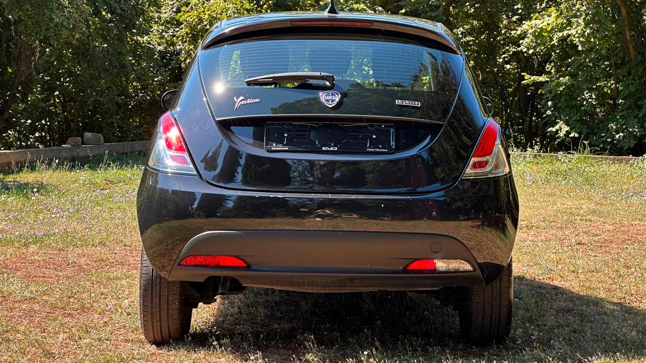 Lancia Ypsilon 1.0 FireFly 5 porte S&S Hybrid Silver 2023 LEGGI TESTO