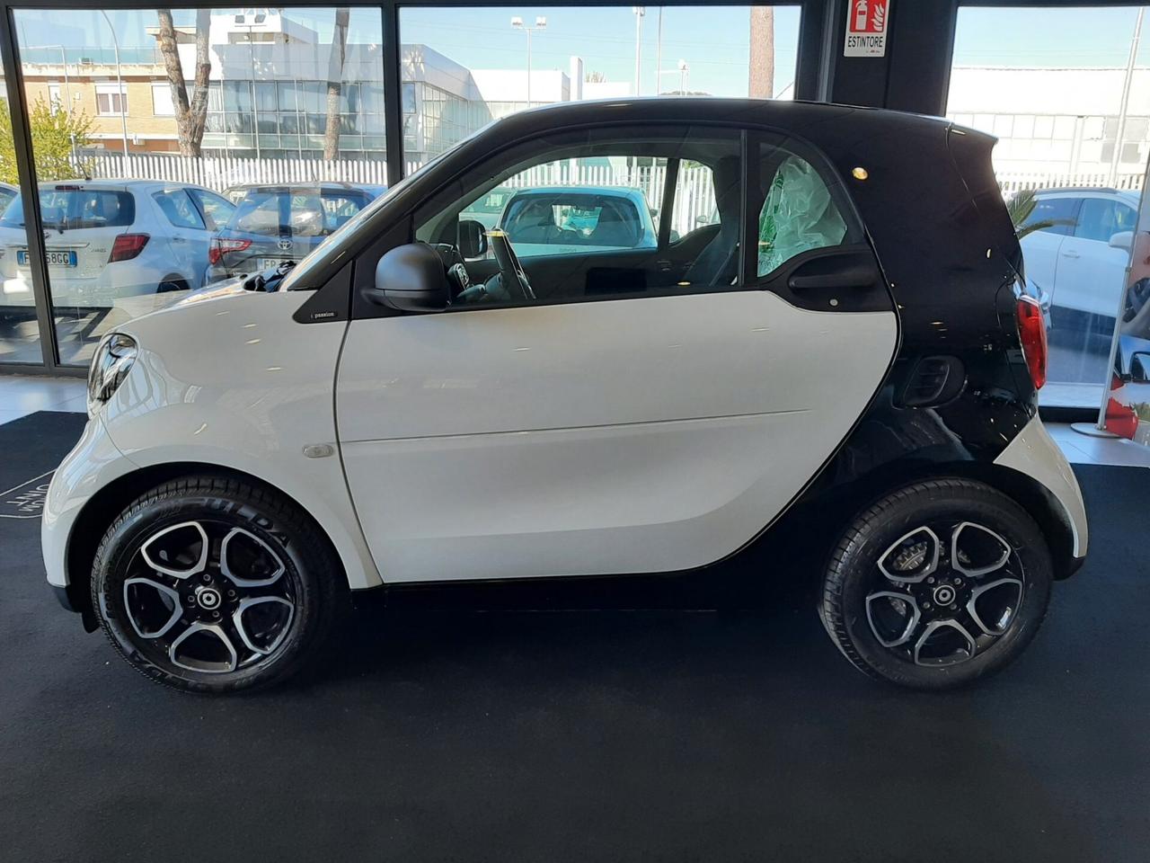 NOLEGGIO SMART FORTWO COUPE’ 70 1.0 52KW PASSION TWINAMIC – (150 KM GIORNALIERI INCLUSI) FORMULA SETTIMANALE: 280,00 EURO FORMULA MENSILE: 750,00 EURO