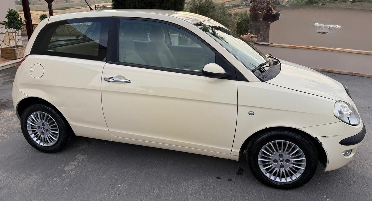 Lancia Ypsilon 1.3 MJT 75 CV Platino