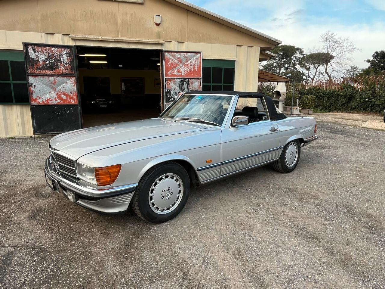 Mercedes 300 SL (R107) - CONSERVATA