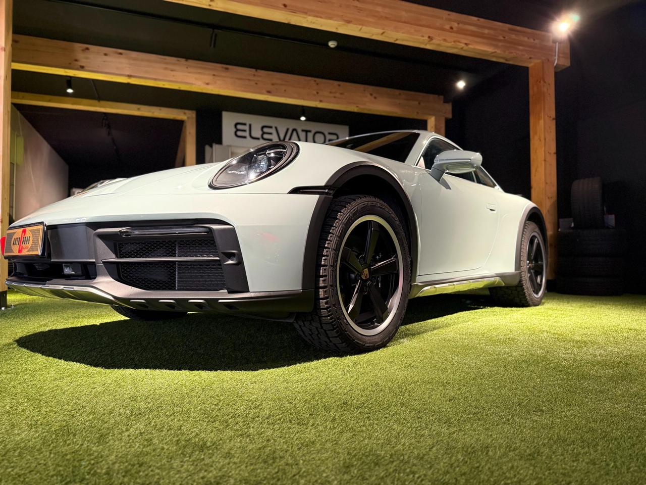 Porsche 911 Coupe 3.0 Dakar auto