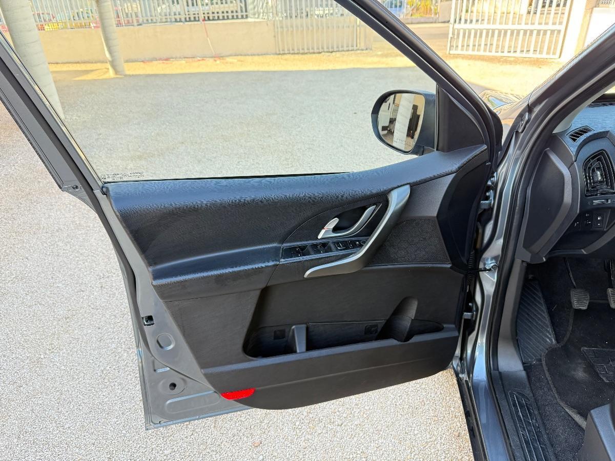 MAHINDRA - XUV500 - 2.2 16V FWD W8