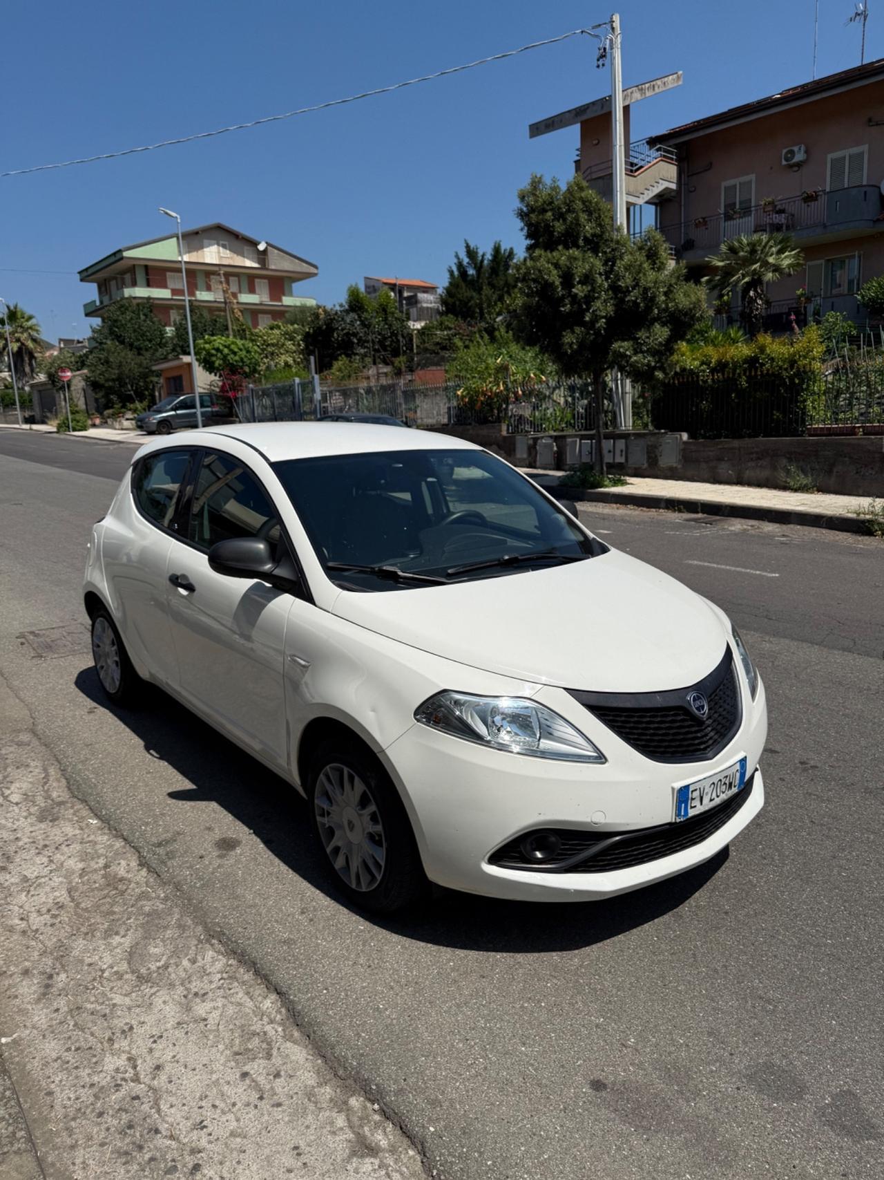 Lancia Ypsilon 1.2 69 CV 5 porte S&S Silver