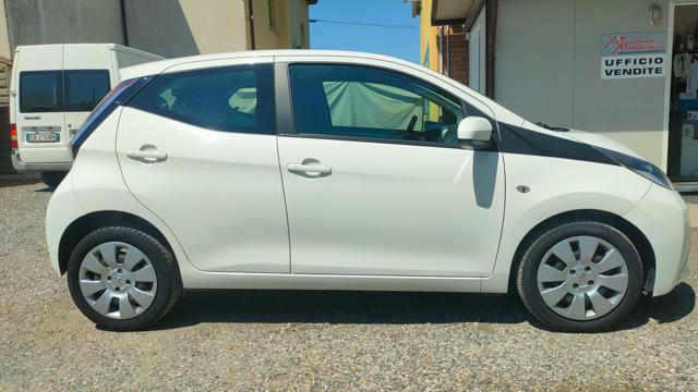 TOYOTA Aygo 1.0 VVT-i 69 CV 5P. x-cool 38000KM UN PROPRIETARIO