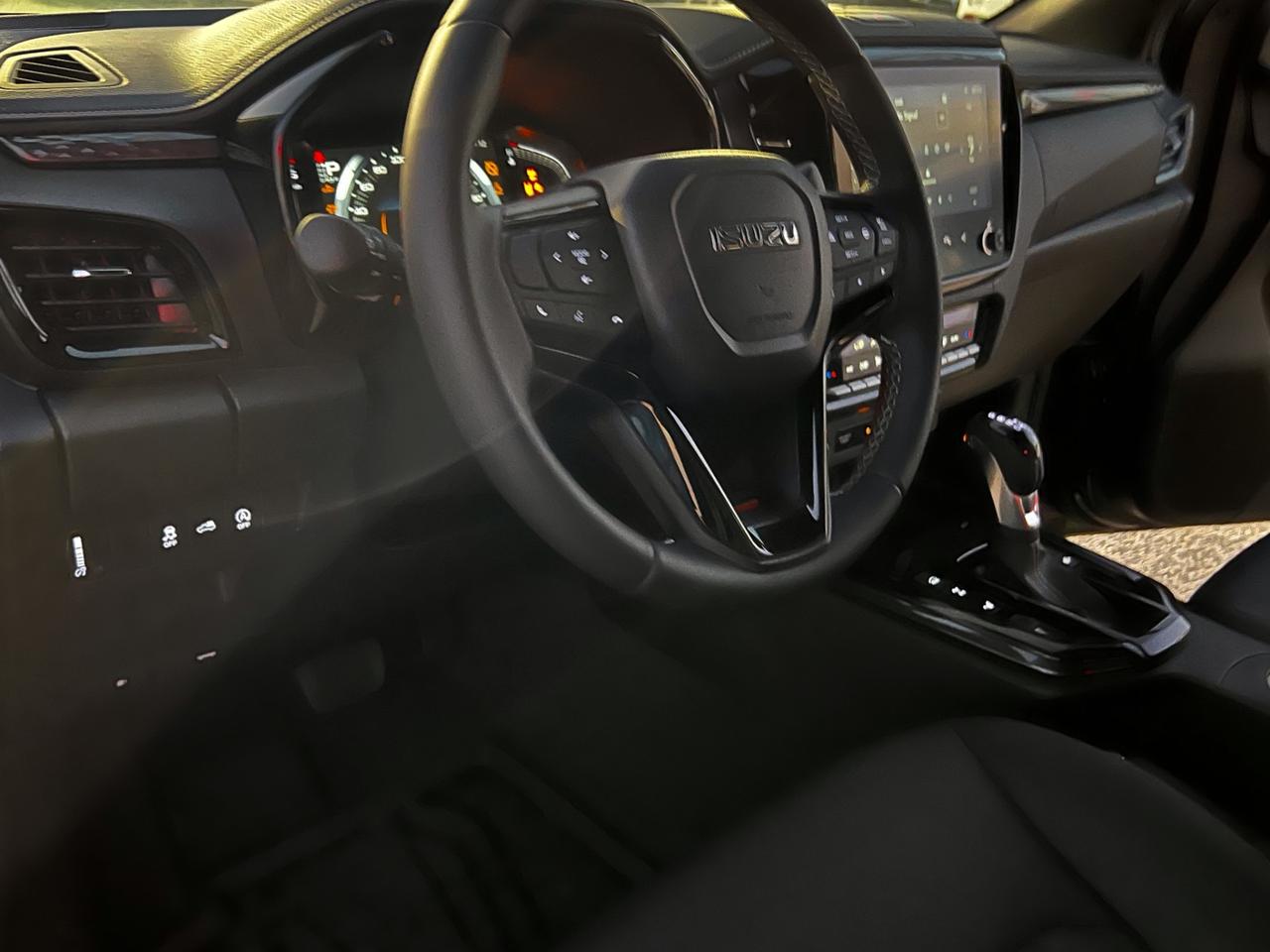 Isuzu D-Max N60 1.9 aut. Crew Nitro Sport Cab Km 0