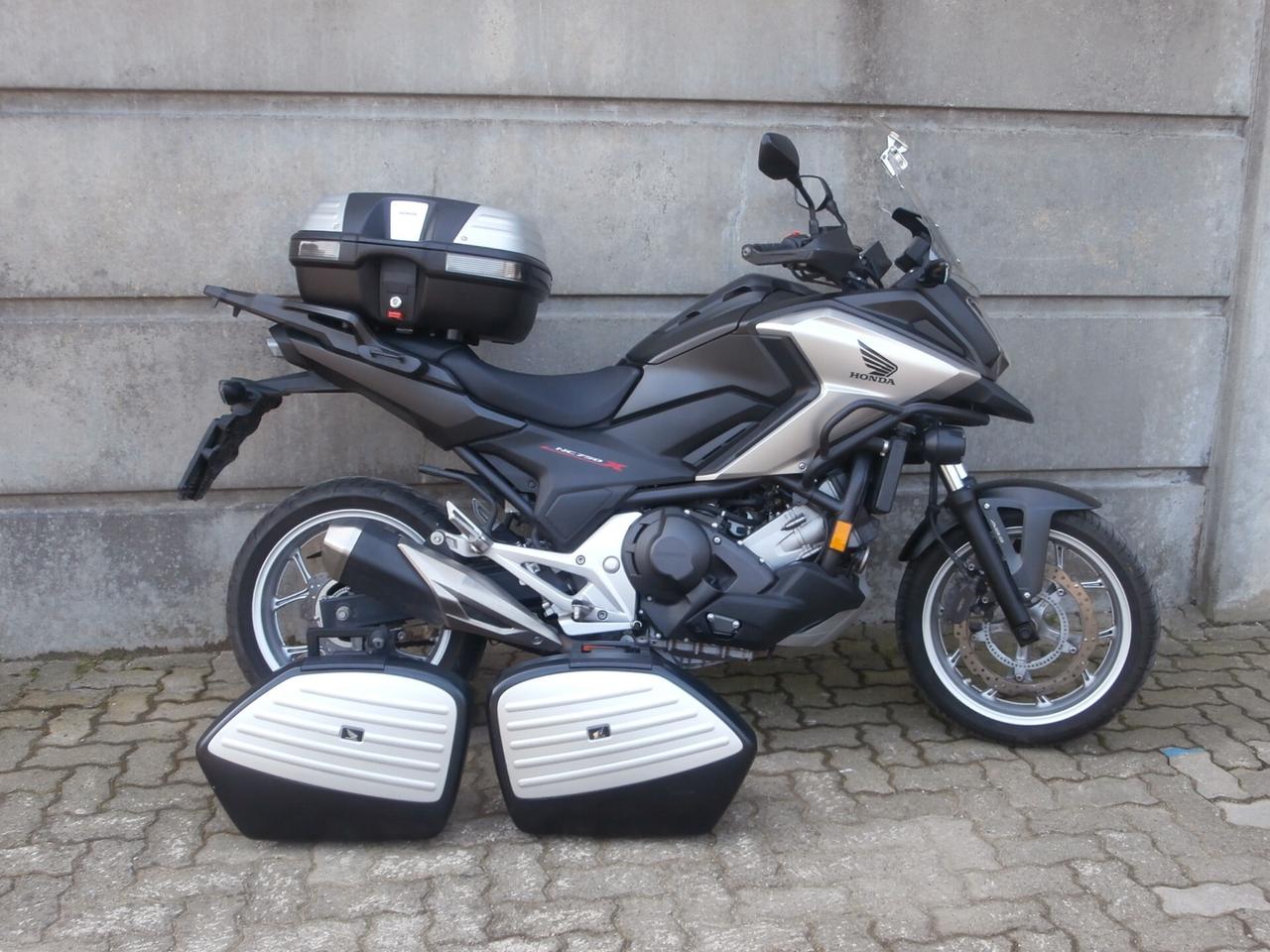 Honda NC 750 X DTC ABS Travel Edition del 2018 trapasso, tagliando e garanzia inclusi