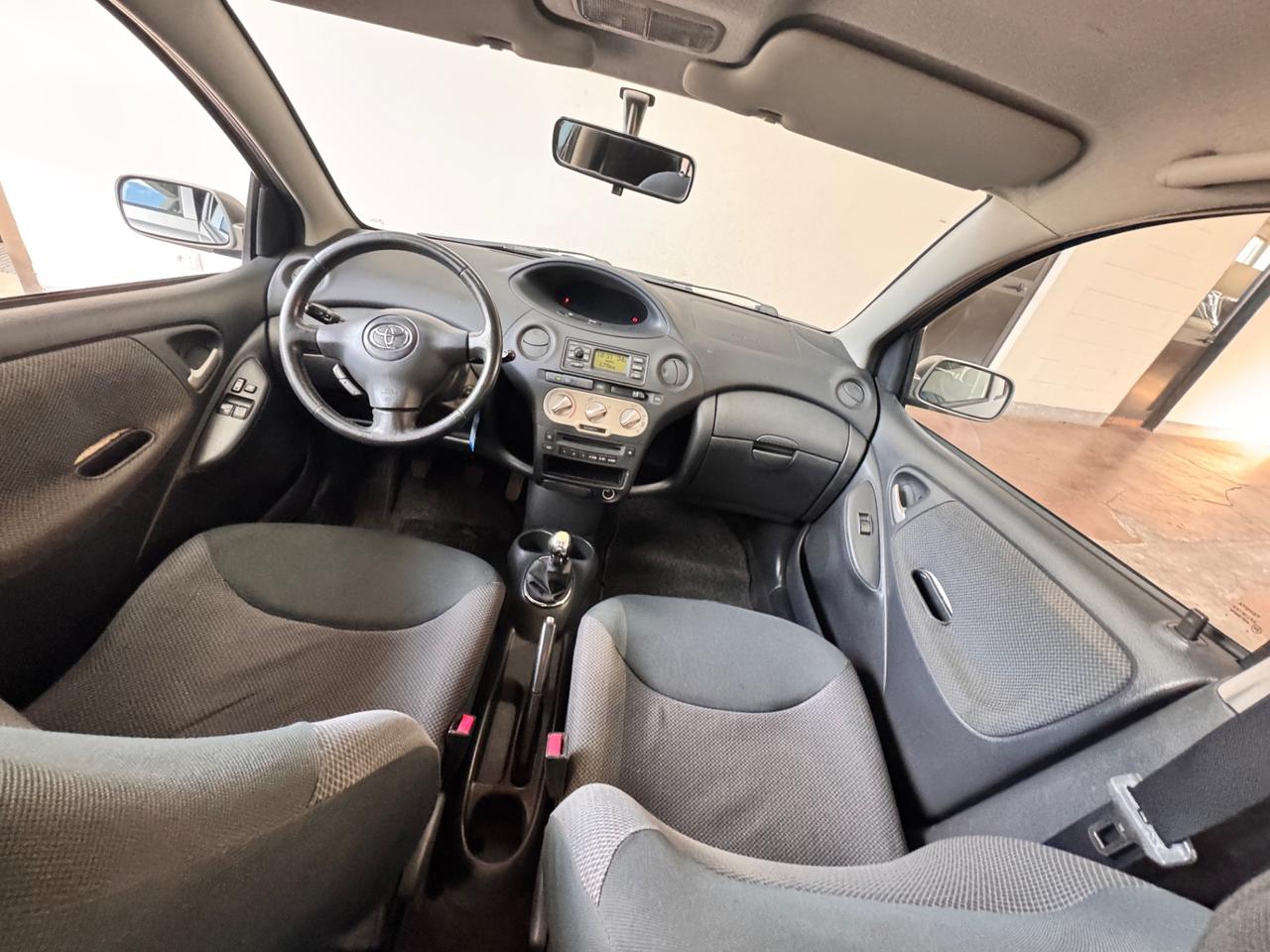 Toyota Yaris 1.0i 16V cat 5 porte Sol