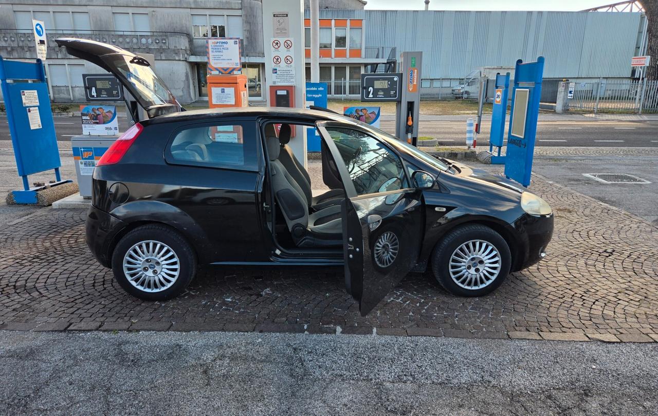 Fiat Grande Punto 1.3 MJT 75 CV 3 porte con 302.000km Neopatentati