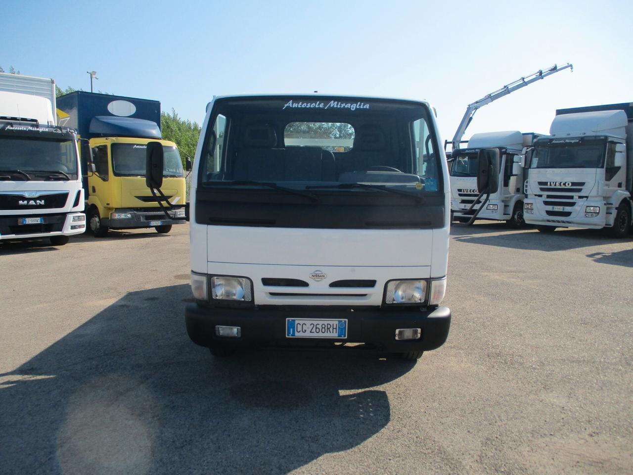 Nissan Cabstar 3000 120CV CASSONE FISSO PASSO CORTO 3.10 METRI