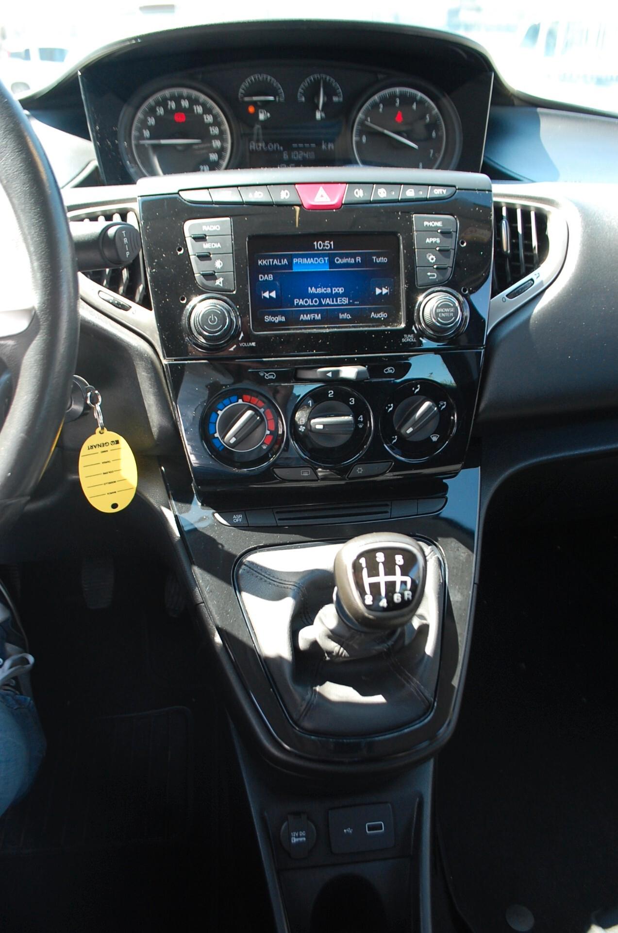Lancia Ypsilon 1.0 firefly hybrid 70CV Gold S&S Uff Italy USB