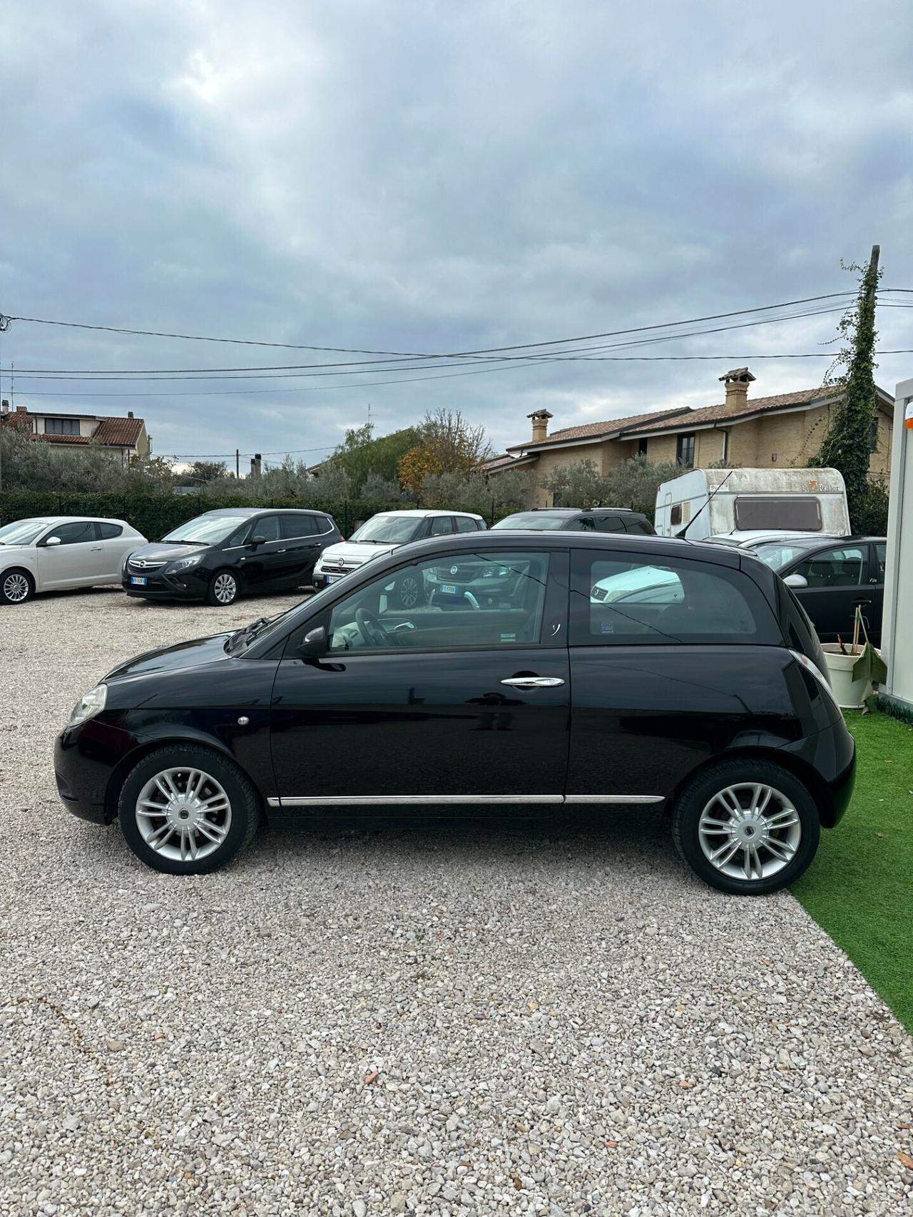 Lancia Ypsilon 1.4 16V Sport MomoDesign