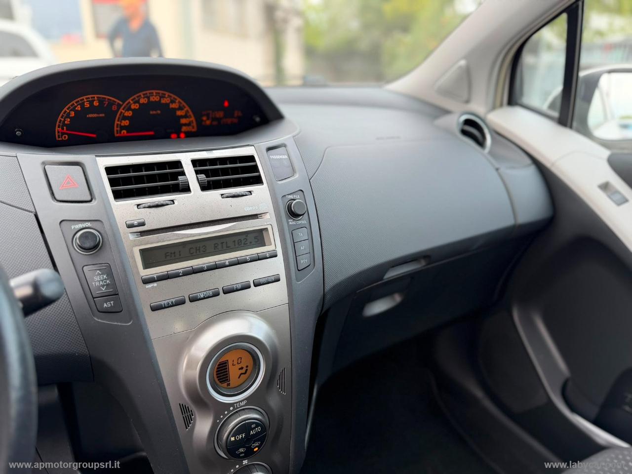 TOYOTA Yaris 1.0 5p. Sol