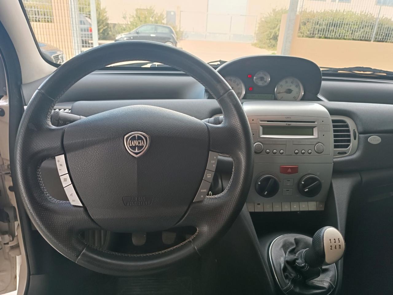 Lancia Ypsilon 1.3 MJT 75 CV Versus
