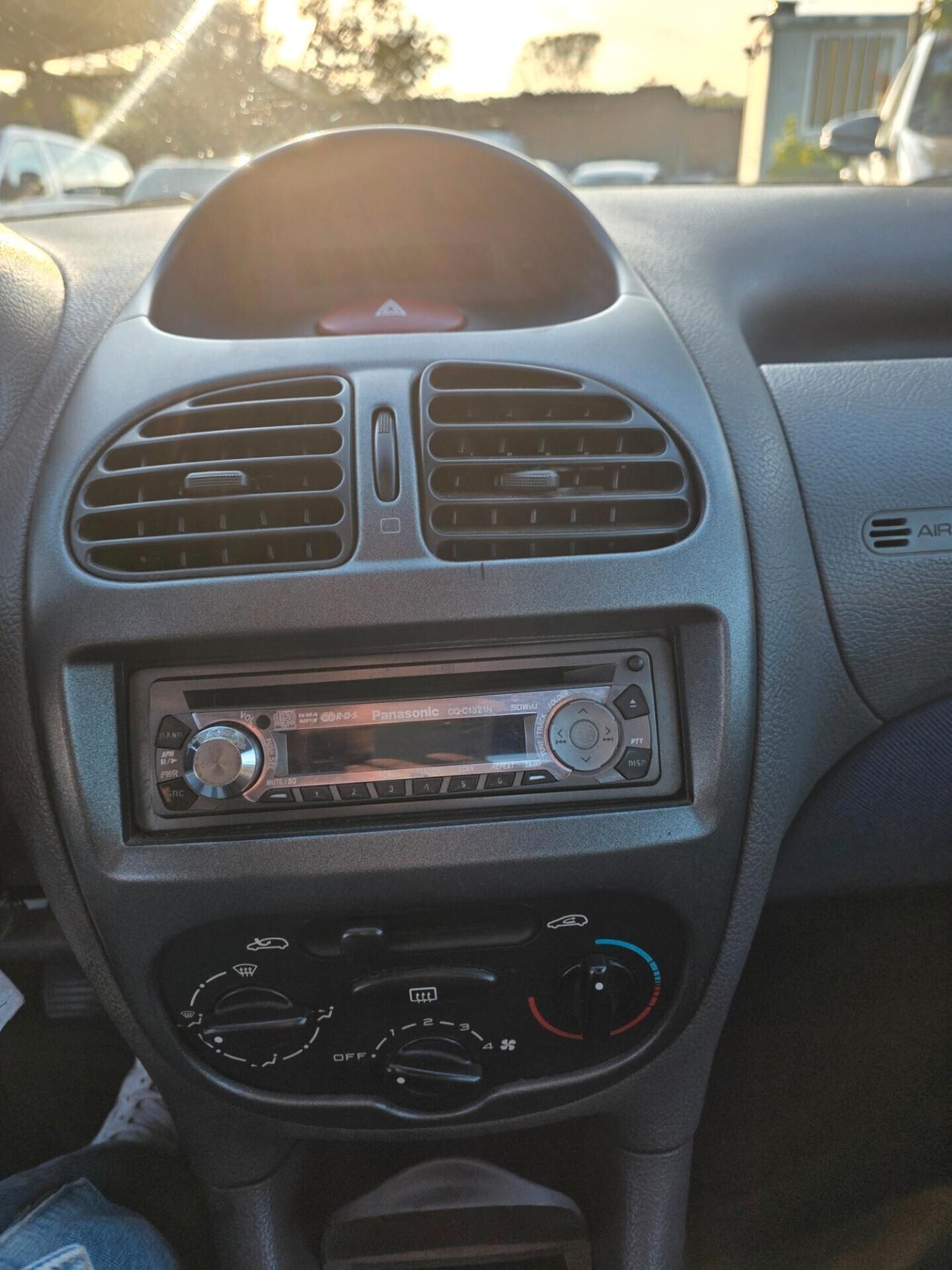 Peugeot 206 1.1 3p. XT