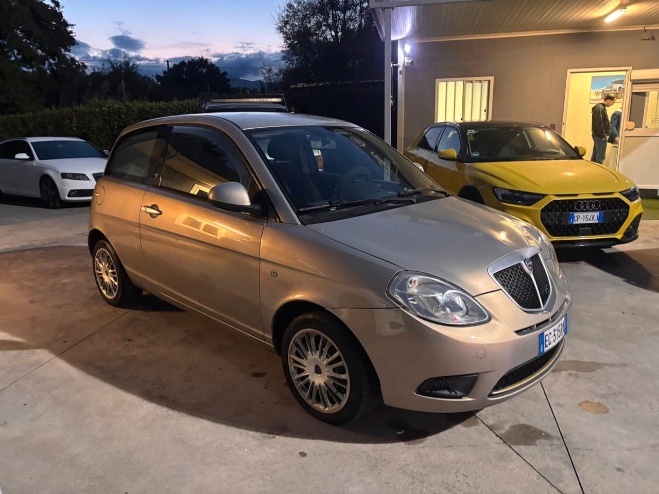 Lancia Ypsilon 1.3 MJT 75 CV Versus