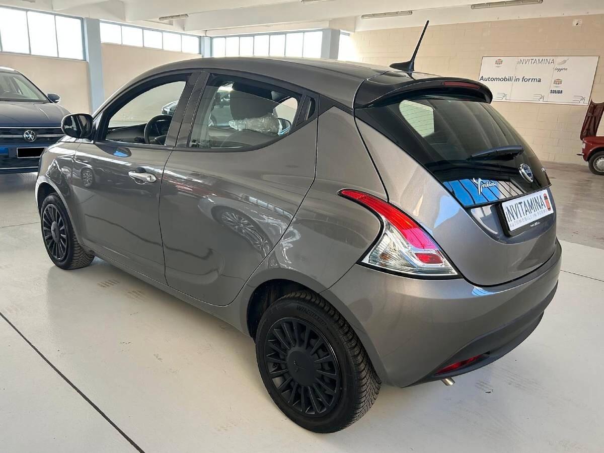Lancia Ypsilon 1.0 FireFly 5 porte S&S Hybrid Silver