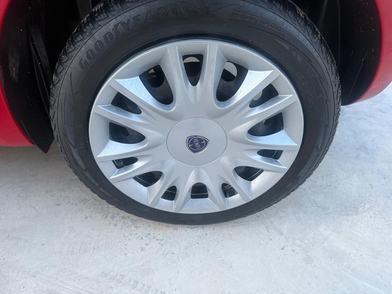 Lancia Ypsilon 1.2 69 CV 5 porte Silver