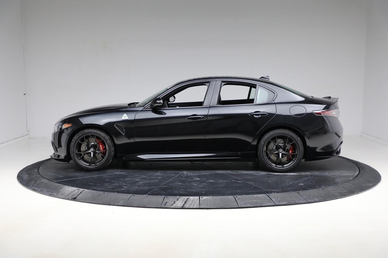 Alfa Romeo Giulia 2.9 V6 Bi-Turbo AT8 Quadrifoglio NOLEGGIO LUNGO TERMINE