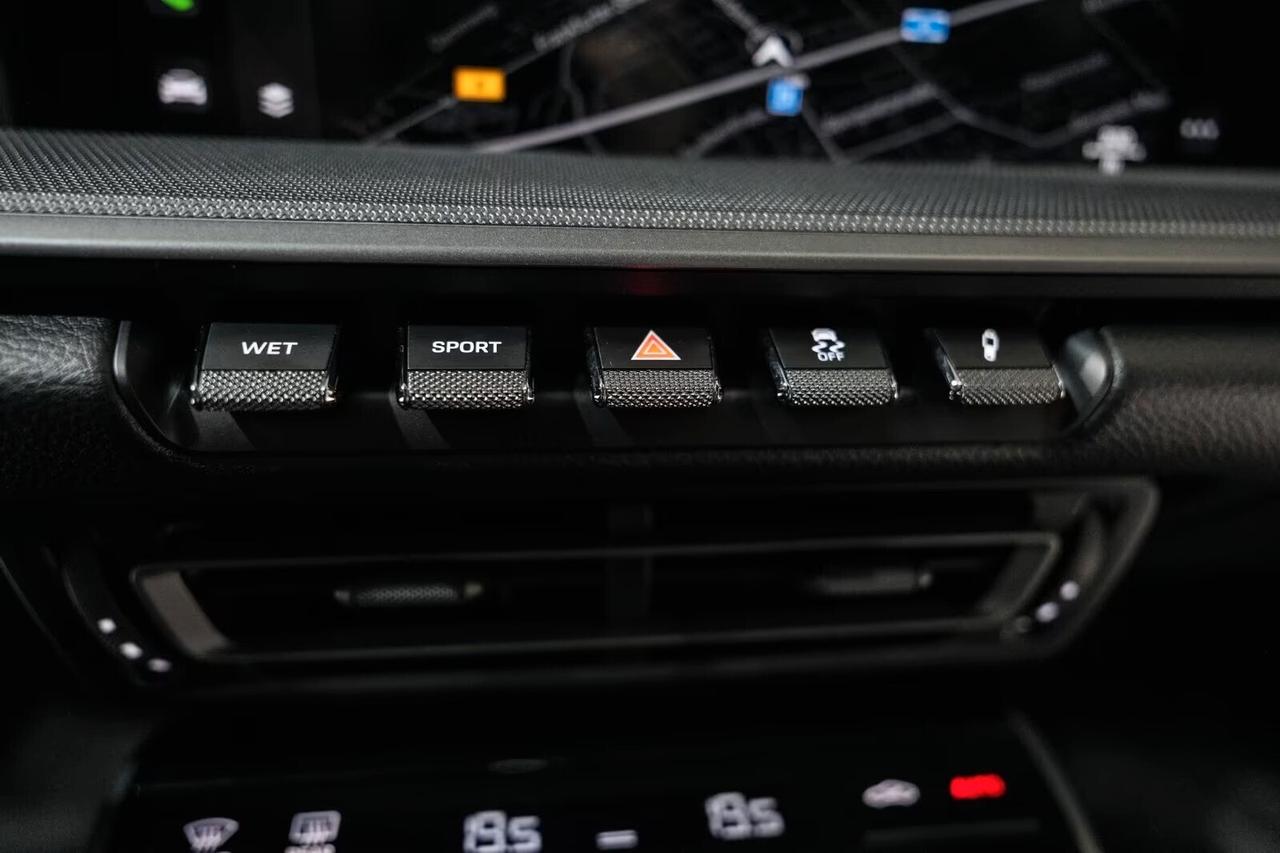 Porsche 992, 911 Coupe 3.0 Carrera auto, sedili sportivi