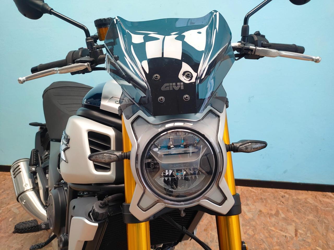 Cf Moto 700CL-X: una scrambler INCONFONDIBILE