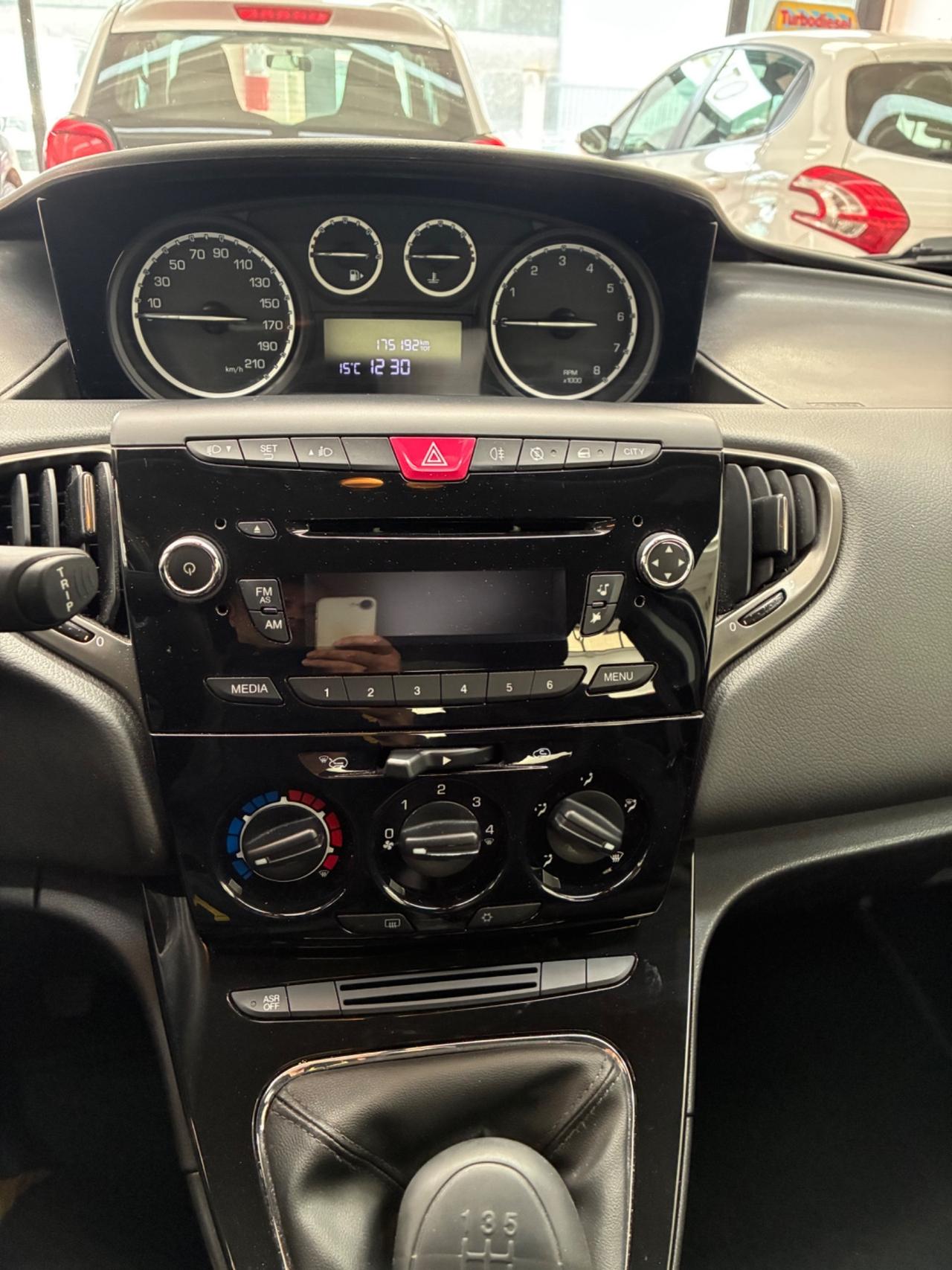 Lancia Ypsilon 1.2 69 CV 5 porte S&S Silver