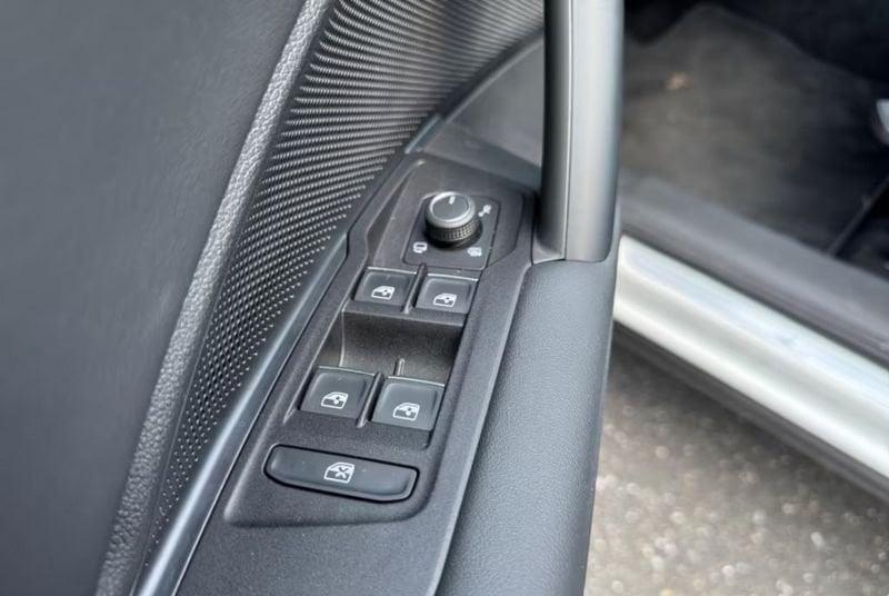 Volkswagen Tiguan Tiguan 2.0 TDI 150 CV DSG R-Line Gancio 19" Camera 360°