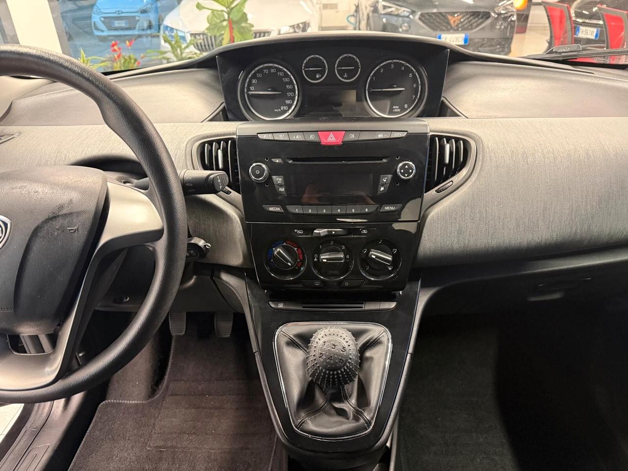 Lancia Ypsilon 1.2 benzina Neopatentati
