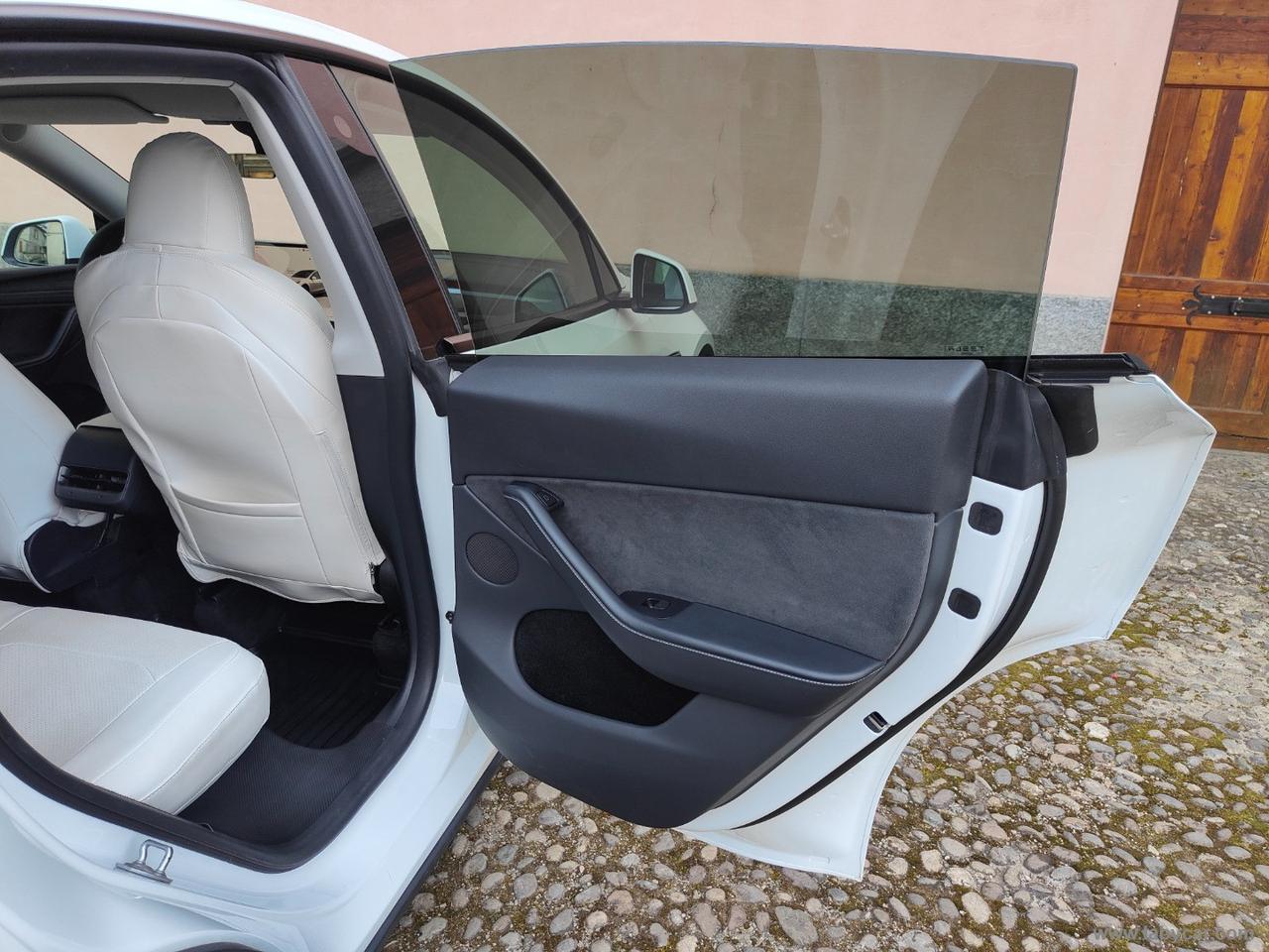 TESLA Model Y Performance AWD TETTO PELLE BIANCA
